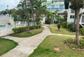 Finest Accommodation Renfrew Place Apt # 37 4--12 Renfrew Place New Kgn allows 18 year olds to book a room