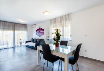 Villa Lavanda has Balcony rooms