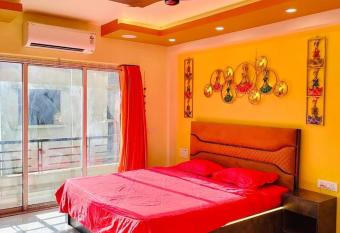 Elegant Private Suite with Kitchen near Airport has Balcony rooms