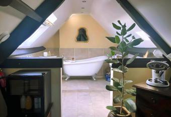 The Corner House has rooms with a private hot tub