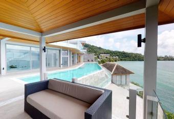 Cape Sienna Villa 4 - A Waterfront Grand Oasis has rooms with a private hot tub