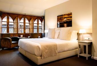 Ikonik Plaza Mercado allows 18 year olds to book a room