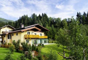 Haus Diana has Balcony rooms