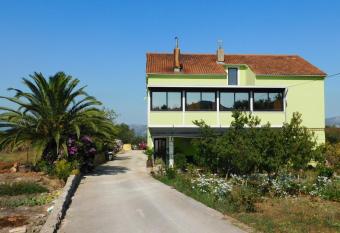 Apartments Leo Janjina has Balcony rooms