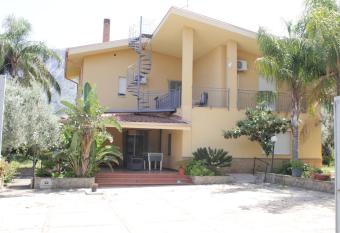 Villa Gi  , indipendent villa near airport and sea has Balcony rooms