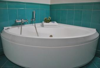 Il Bottone D Argento has rooms with a private hot tub