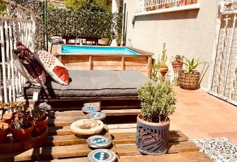 Appartement Jardin Jacuzzi has rooms with a private hot tub