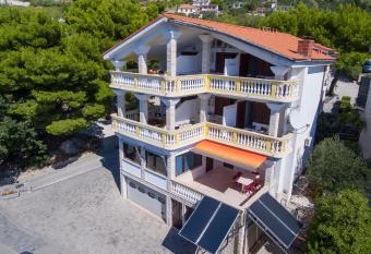 Apartments Beach Side Brela has Balcony rooms