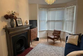 Lovely Oxford City Period Home has Balcony rooms