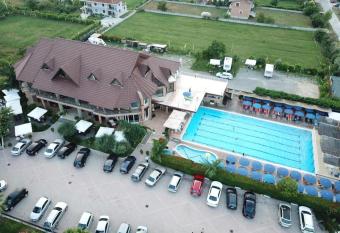 Resort Nord Park has rooms with a private hot tub