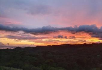 Magic Place Monteverde has rooms with a private hot tub