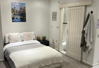 Riverside Modern Studio Cambridge has Balcony rooms