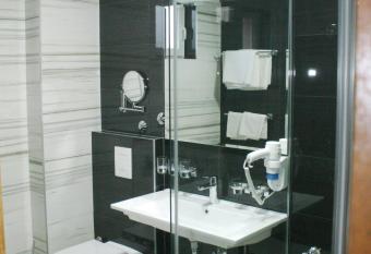 Hotel Elegance has rooms with a private hot tub