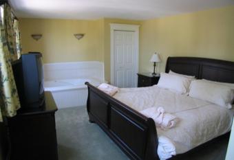 Shining Waters Country Inn has Balcony rooms