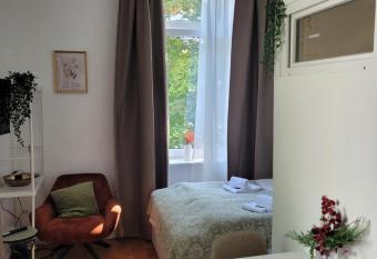 STAY Studio 1 zentral Balkon Parkplatz has Balcony rooms
