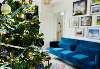 Spacious Heritage Home for Families & Groups has Balcony rooms