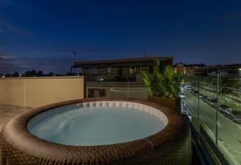 Attico Anna Milano Bergamo has rooms with a private hot tub