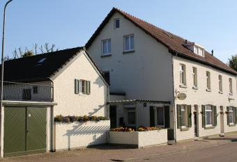 Walnut Lodge Bed & Breakfast allows 18 year olds to book a room