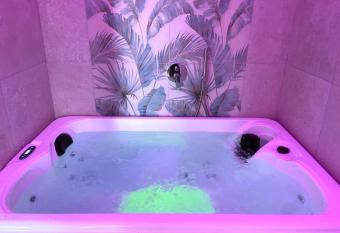 Il Casale San Vito has rooms with a private hot tub