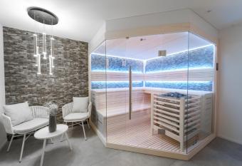 Privat-SPA mit Whirlpool und Sauna f  r 5 Personen! has rooms with a private hot tub