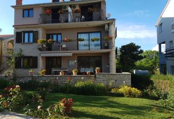 Apartments Helena Pomer has Balcony rooms