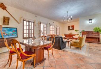 El Abuelo has Balcony rooms