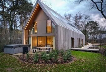 Lodge met Jacuzzi | 8 personen has rooms with a private hot tub