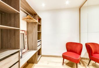 3-bedroom apartment Quai des Grands Augustins has rooms with a private hot tub