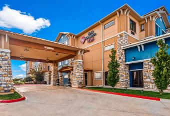 Best Western Plus Emerald Inn & Suites has rooms with a private hot tub