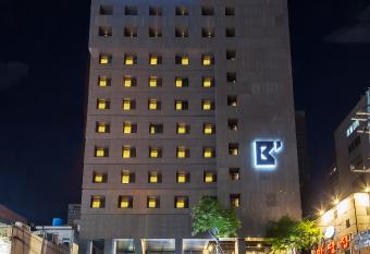 Busan Business Hotel allows 18 year olds to book a room