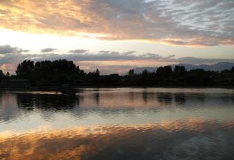 Goona palace houseboats has rooms with a private hot tub