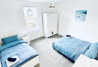Immaculate 2 Bed House in Cambridge has Balcony rooms