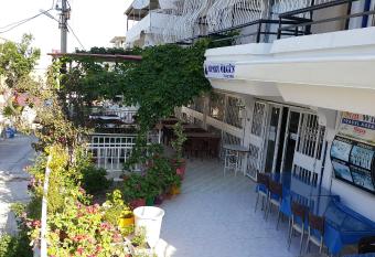 Ozgun Apart Hotel allows 18 year olds to book a room