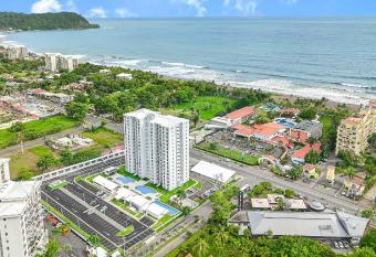 Upstay - New Condo in Jaco - 5 mins from Beach allows 18 year olds to book a room