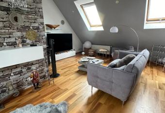 Zentrale Maisonette mit B  ro & Parkplatz allows 18 year olds to book a room