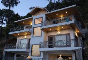 The Cherries Ritz has Balcony rooms