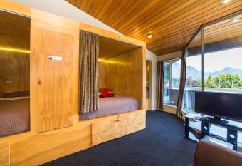 Tahuna Pod Hostel has Balcony rooms