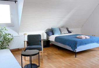 City House Neuss has rooms with a private hot tub