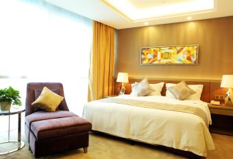 Shenzhen Baoan PLUS Gems Cube Hotel has rooms with a private hot tub