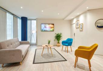 Residence Mercure Paris La Defense Grande Arche allows 18 year olds to book a room