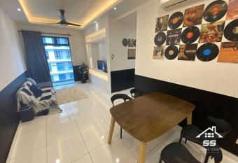 Paradigm mall 2Bedroom 4-6pax has rooms with a private hot tub