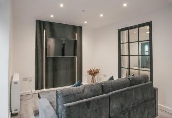 Auction House Courtyard Suite I Town Centre Stay Near Airport & Train Station allows 18 year olds to book a room