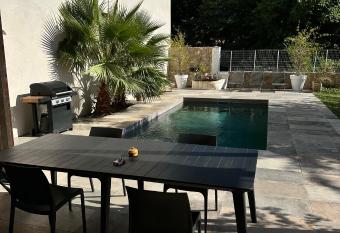 studio sur jardin et piscine has Balcony rooms