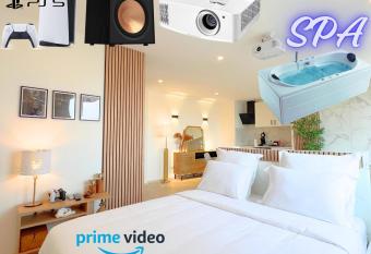 PS5, Cin  ma & Jacuzzi - Skyline Luxe allows 18 year olds to book a room