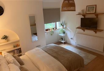 Gorgeous Family 3 Bedroom Home has Balcony rooms