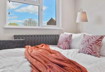 Apartment in Wembley by Belvilla allows 18 year olds to book a room