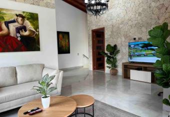 Palos altos house Poblado 6 min to Provenza allows 18 year olds to book a room