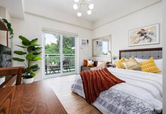 AMANI 305B Near Airport, Mall, Free Pool, Gym, Netflix, 200 Mbps Wi-fi has Balcony rooms