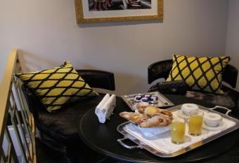 HT6 Hotel Roma has rooms with a private hot tub