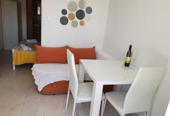 Apartment Ella has Smoking/Balcony rooms